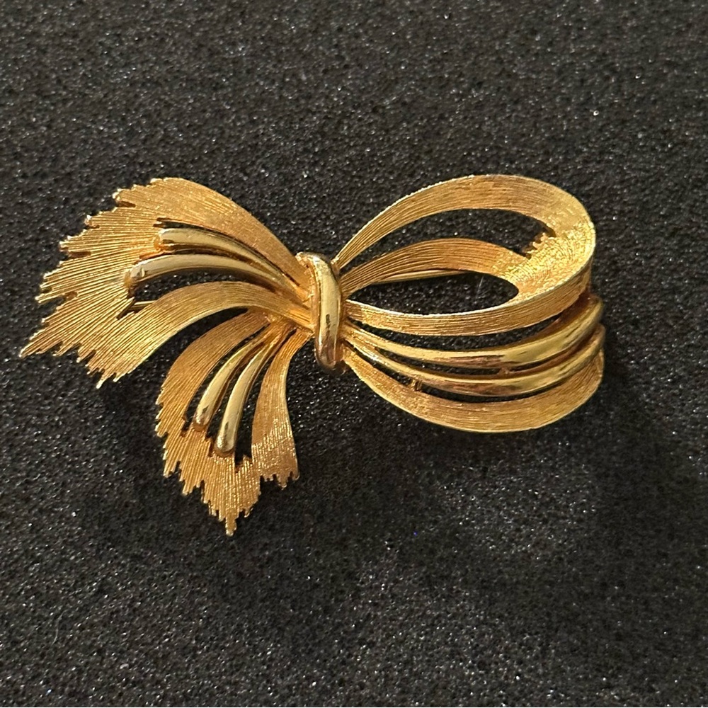 Vintage JJ Gold Tone Bow Brooch – Elegant Textured Ribbon Design
